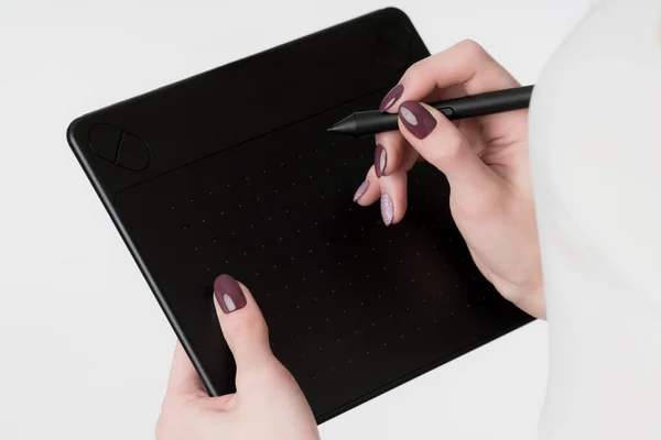 Kızın elinde modern grafik tablet