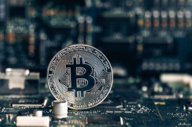 Bir çip ve bir bitcoin ile baskılı devre kartı