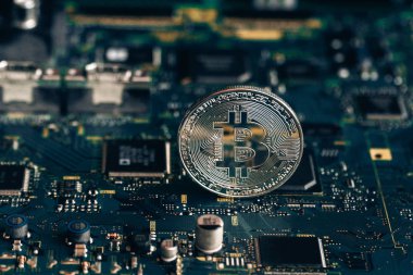 Bir çip ve bir bitcoin ile baskılı devre kartı