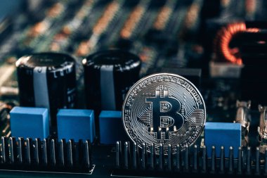 Bir kapasitör ve bir bitcoin ile baskılı devre kartı