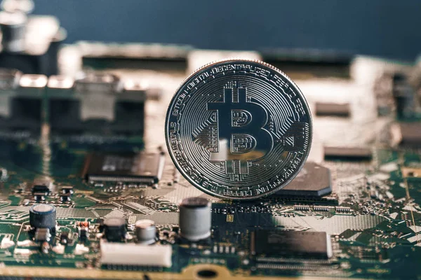 Bir çip ve bir bitcoin ile baskılı devre kartı