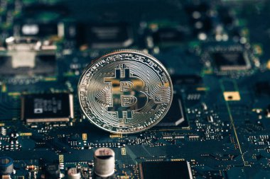 Bir çip ve bir bitcoin ile baskılı devre kartı