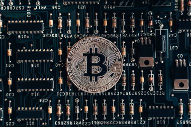 Bir çip ve direnç ve bir bitcoin ile baskılı devre kartı