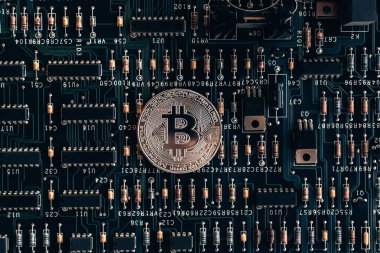 Bir çip ve direnç ve bir bitcoin ile baskılı devre kartı
