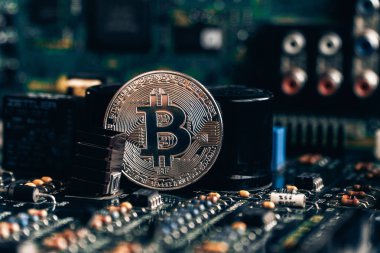 Bir çip ve direnç ve bir bitcoin ile baskılı devre kartı