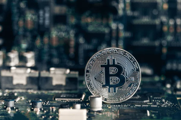 Bir çip ve bir bitcoin ile baskılı devre kartı