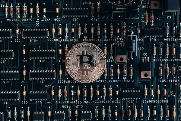 Bir çip ve direnç ve bir bitcoin ile baskılı devre kartı