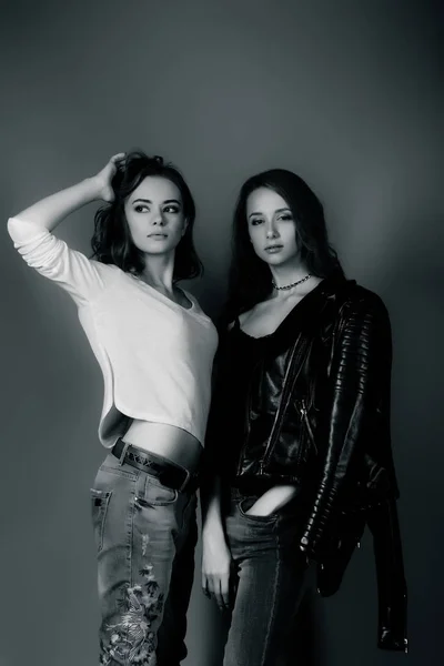 Két csinos lányok a csípő ruhák, állandó — Stock Fotó