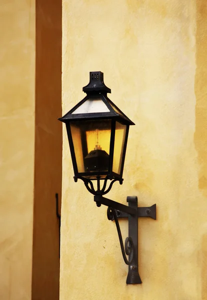 Lámpara de calle de metal viejo — Foto de Stock