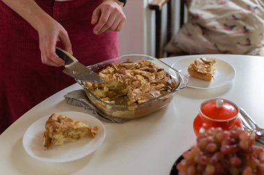 Misafirler için elmalı turta dilimleme