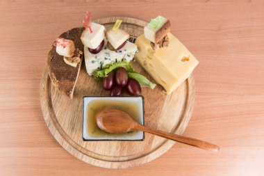 Peynirli üzüm yeşil salata