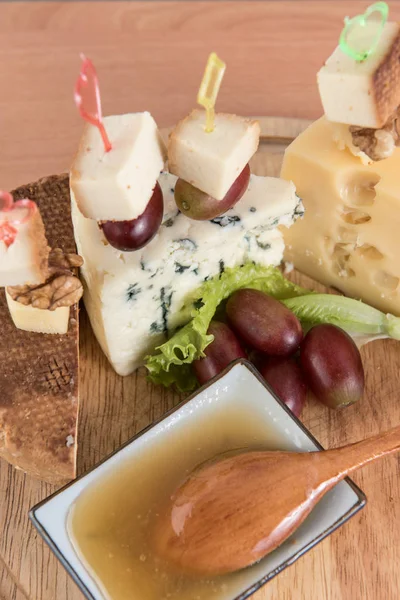 Peynirli üzüm yeşil salata