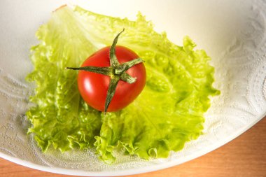 kırmızı domates ve yeşil salata