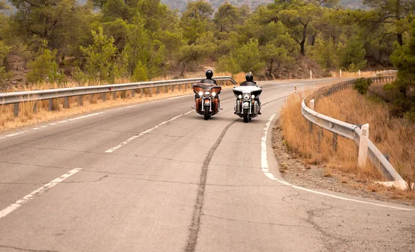 Motociclista in casco corse in bicicletta — Foto Stock