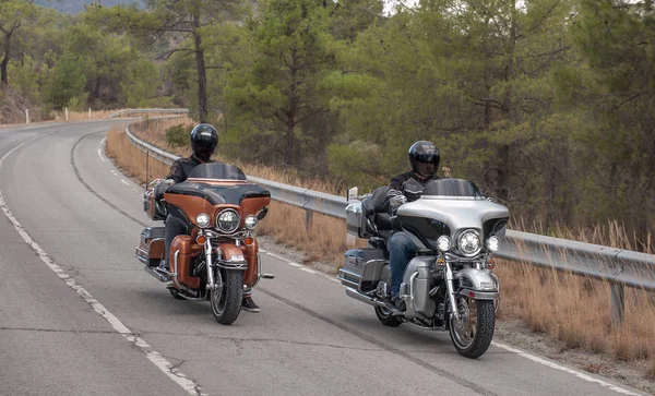 Motociclistas em capacetes andar de bicicleta — Fotografia de Stock