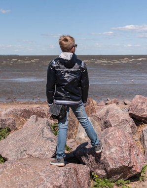 Çocuk taşlar üzerinde duruyor