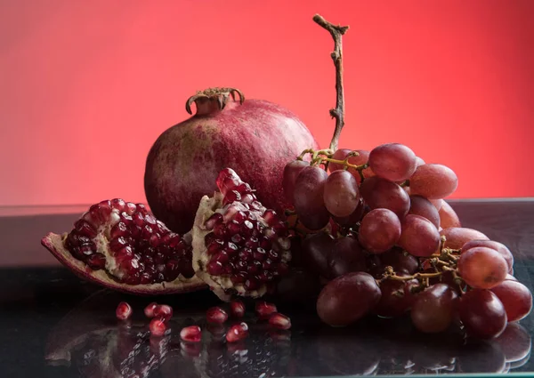 Rote Früchte und Wein — Stockfoto