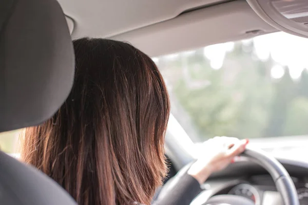 女性運転の車ビンテージのクローズ アップ — ストック写真