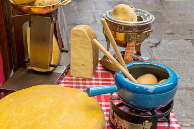 Sarı peynir ve patates ve mark yakınındaki masada kapatın