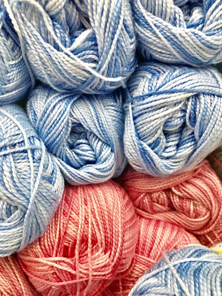 Vlákna a příze pro vyšívání a pletení — Stock fotografie
