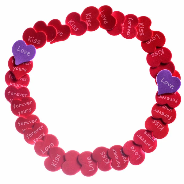 Ізольовані червоні серця конфетті на білому тлі зі словами любов — стокове фото