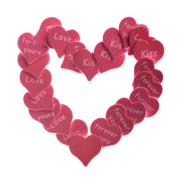Ізольовані червоні серця конфетті на білому тлі зі словами любовний поцілунок — стокове фото