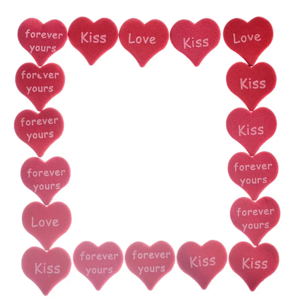 Изолированные красные сердца конфетти на белом фоне со словами поцелуй любви — стоковое фото