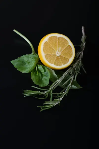 Натюрморт зі свіжими фруктами і травами на темному тлі — стокове фото