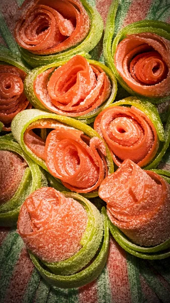 Bolo de marmalado e açúcar branco na rosa vermelha — Fotografia de Stock