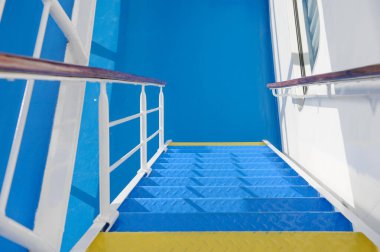 Büyük beyaz gemi mavi masası güneşli yaz gününde ileri doğru akıyor.