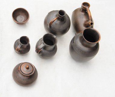 Yedi parça seramik koleksiyonu hatıra olarak ve gerçek kullanım için.