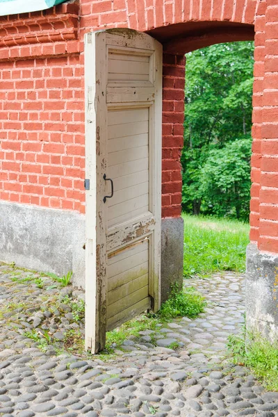 Drewniane Drzwi Przez Czerwoną Ceglaną Ścianę Lasu — Zdjęcie stockowe