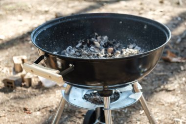 kömür dumanı kebap hazırlıyor yaz haftasonu barbeküsü