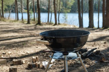 kömür dumanı kebap hazırlıyor yaz haftasonu barbeküsü