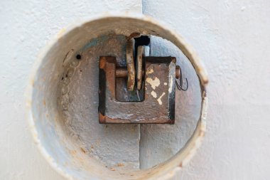 Paslanmış metal kapısı güvenlik için çelik kilidi kapatmış.