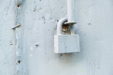 Paslanmış metal kapısı güvenlik için çelik kilidi kapatmış.