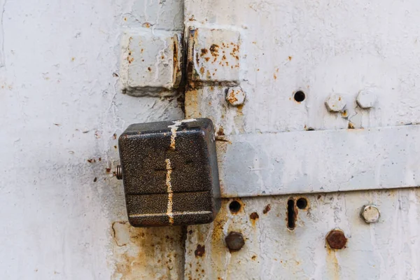 Stare Zardzewiałe Metalowe Bramy Zamknięte Stalowa Kłódka Dla Bezpieczeństwa — Zdjęcie stockowe