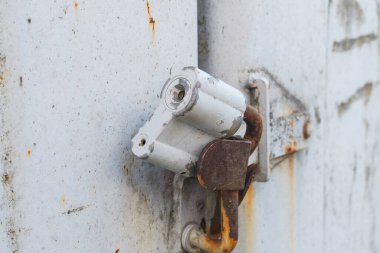 Paslanmış metal kapısı güvenlik için çelik kilidi kapatmış.
