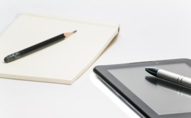 Kalem ve tablet yeni yol tarafından kağıda yazmak.