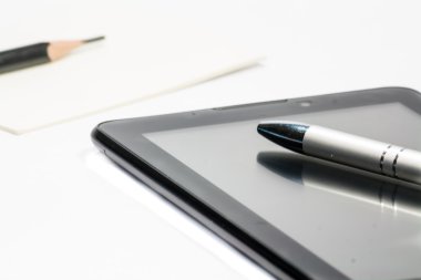 Kalem ve tablet yeni yol tarafından kağıda yazmak.