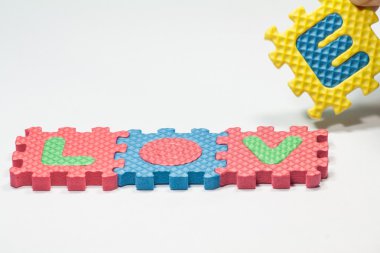 Puzzle parçaları kelime aşk ile