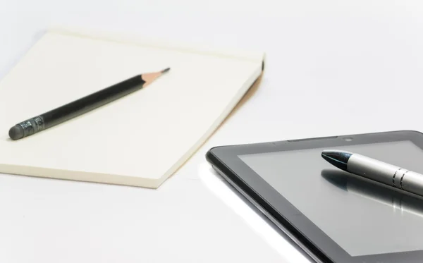 Schrijf op papier door potlood en nieuwe manier op Tablet PC. Stockfoto