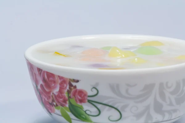 Üç renk Hindistan cevizi sütü, pirinç hamur tatlısı 