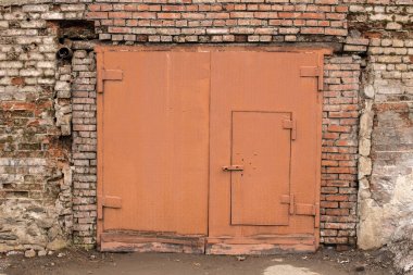 tuğla duvar kapı.