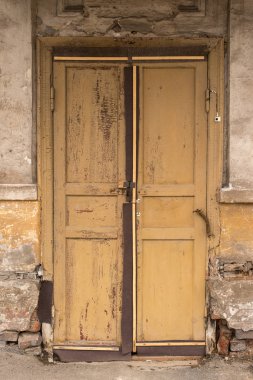 Eski terk edilmiş evde giriş.