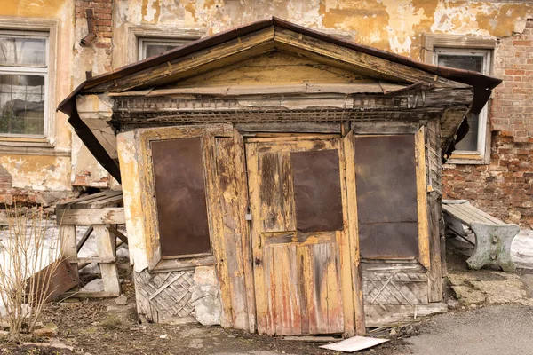 Eingang zum alten verlassenen Haus. — Stockfoto