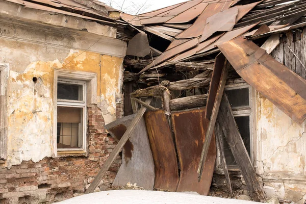 The roof of the old house collapsed. — Stock Photo, Image