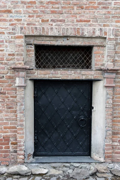 Demir tuş kilidi ile siyah eski metal kapı