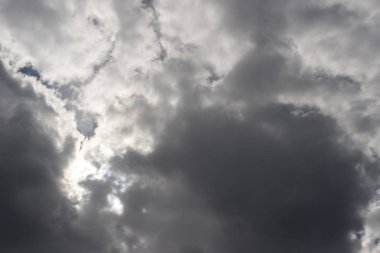 Kümülüs bulutları mavi gökyüzünde.