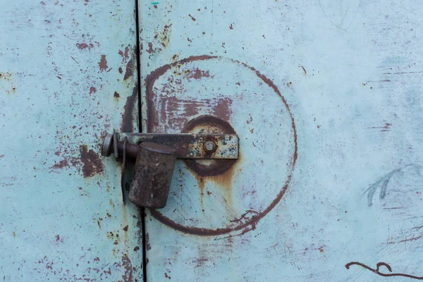 Üzerinde mavi metal kapı kilidi.